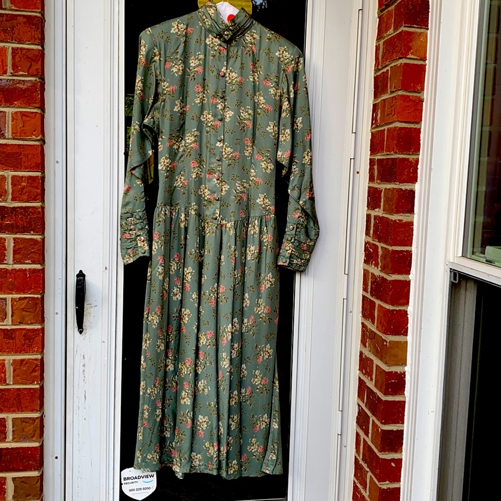 Vintage 80’s S G Gilbert Green Floral Pocket Midi Cottage Core. Covered Buttons